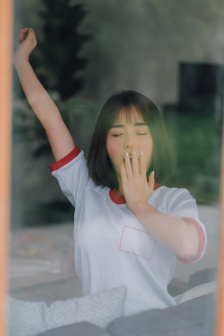 白丝直接撩短裙